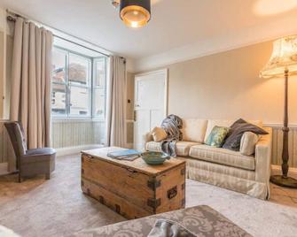 Historic Spacious Central 6 Br Town House Uckfield Sussex - Uckfield - Living room