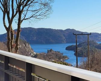 3 Bedroom Awesome Home In Lyngdal - Lyngdal - Balcón
