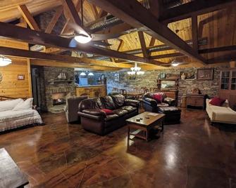 Charming 2-bedroom cabin with Hot Tub in quaint Reidsville, NC - Reidsville - Huiskamer