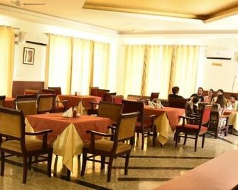 Dabchick Tourist Resort - Hodal - Restaurante