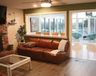 Monte Vista - Salinas - Living room