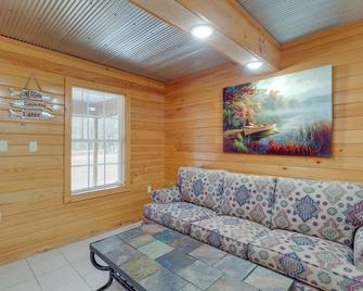 1/2 Mi to Greers Ferry Lake: Quiet Cabin w/ Porch - Heber Springs - Living room