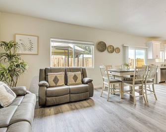 Chowchilla Home with Private Patio! - Chowchilla - Sala de estar