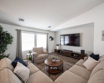 Near The Las Vegas Strip 3 Bedroom - Las Vegas - Living room