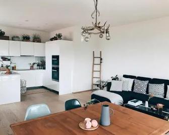 Avliving City Room Basel - بازل - غرفة طعام