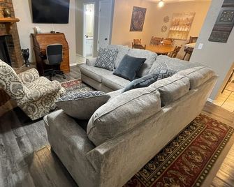 Aimee's Retreat on Robinson! Convenient to University of OK in Norman! - Moore - Obývací pokoj