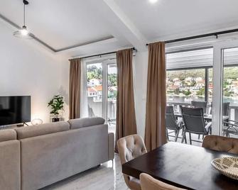 Apartment Lighthouse with Balcony and Sea View - Smokvica - Sala de estar