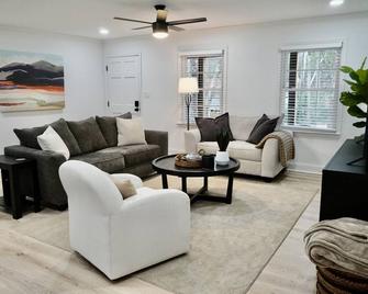 Walk To Dt Alph - Newly Renovated - Alpharetta - Living room