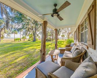 3-BR Ranch House w/ docks, pool, and private firepit on Emma's Driftwood Farm - Darien - Terasa