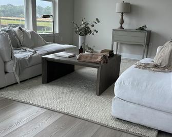 Cozy home w/ amazing sunsets minutes to DE/MD Beaches: Come enjoy! 4 BR 3 BATH - Lewes - Living room
