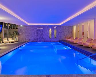 فاميلي ريزورت هوتل - Sesto - حوض السباحة