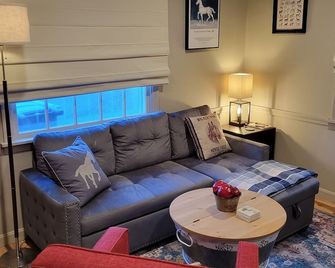 Cozy cottage on the river, minutes from skiing, horse events, and so much more! - Reading - Living room