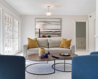 Hamersmith Hollow Retreat Estate by Avan - Mars Hill
