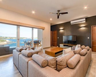 Oceanfront Oasis Close to Beach w/ Two Pools - Tangolunda - Living room