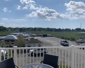 Cottage at the Marina - Clinton - Balcony