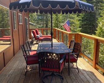 Beach, pool, tennis, and pickleball! Fast WiFi for virtual work! Dogs OK! - Homewood - Balcón