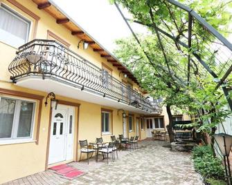 Apartments & Rooms Vienna - Osijek - Patio