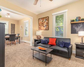 Cozy cottage in the heart of the big city- dog friendly - Billings - Living room