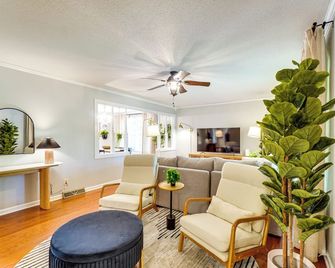 1 Mi to Dtwn: Quiet Retreat w/ Yard in Clinton - Clinton