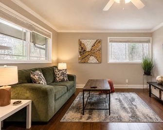 Stylish Modern Apt Near Northside Hospital - Cumming - Wohnzimmer