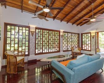 Restful Casa Quetzal Luxurious Rainforest Retreat - Quepos - Living room