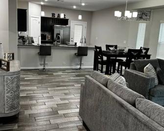 The perfect escape from home! - Horizon City - Living room
