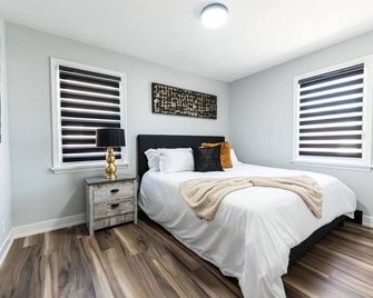 Outdoor Sauna Hot Tub Playroom Port Dallhousie - St. Catharines - Bedroom