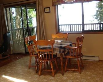 Paradise on Your Doorstep--Gateway to Mid-Island Attractions Unit No-18 - Qualicum Beach - Dining room