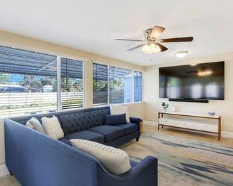 3 Bed 2 Bath - North Palm Beach - North Palm Beach - Wohnzimmer
