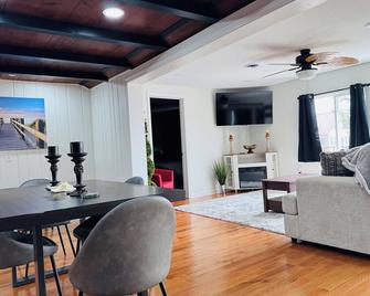 Newly Renovated 2-bedroom 2-bath Lakehouse with a Tiki Bar on Nettle Lake ! - Montpelier - Living room