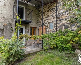 A quiet corner 63 - Saint-Floret - Innenhof