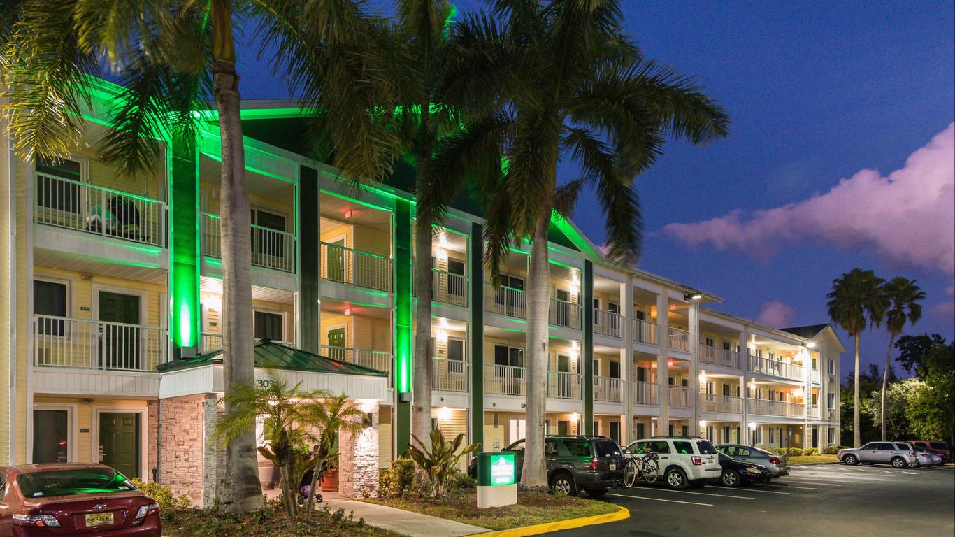 هوم تاون ستوديوز باي رد روف فورت لودرديل