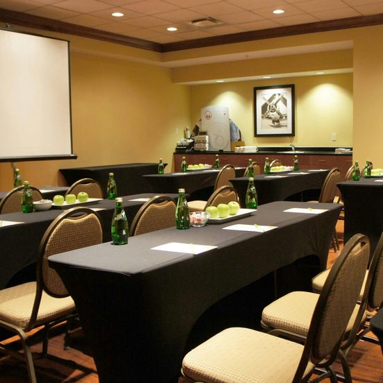 Courtyard by Marriott Toronto Airport image 1