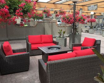 Ramada by Wyndham Kelowna Hotel & Conference Center - Kelowna - Patio