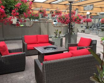 Ramada by Wyndham Kelowna Hotel & Conference Center - קלונה - פטיו