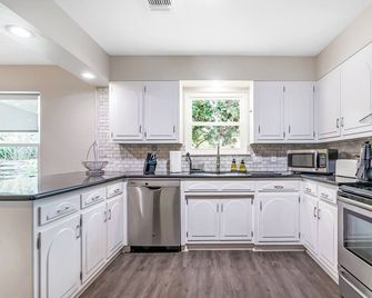 Smart Lights w/ Sleeping Quarters & Covered Patio - Universal City - Cocina
