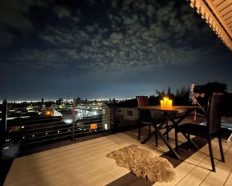 Silk meets Sakura: Smart Attic Hideaway - Oakland - Balcón