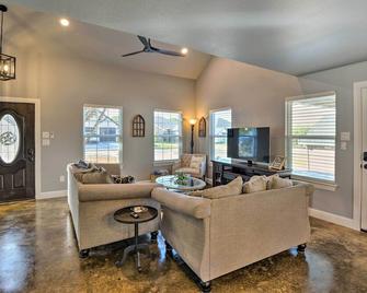 Granbury Home with Hot Tub and Furnished Patio! - Granbury - Stue