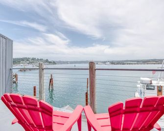 Bayfront Studio Boasts Bay and Ocean View Spa Tub, Fireplace, and Private Deck! - Newport - Balcon