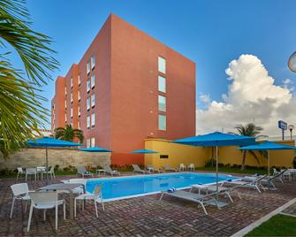 City Express Junior by Marriott Cancun - Cancún - Pool