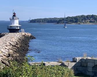 Beautifully Updated Short Walk To The Beach And 5-7 Min To Portland. - Cape Elizabeth