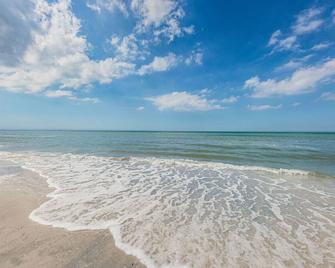 Sunset Beach Bungalow 1 - Treasure Island - Playa
