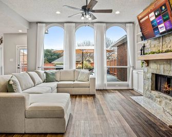 Amazing Pool Home near Lake - Rowlett - Living room