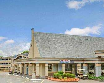 Charlotte Speedway Inn & Suites - Charlotte - Building