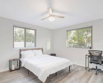 Spacious and luxurious home centrally located between Miami and Ft. Lauderdale - Miramar - Schlafzimmer