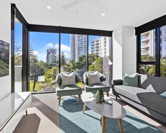 Immaculate Burleigh Apartment at Sandbar Burleigh Heads - Burleigh Heads - Living room