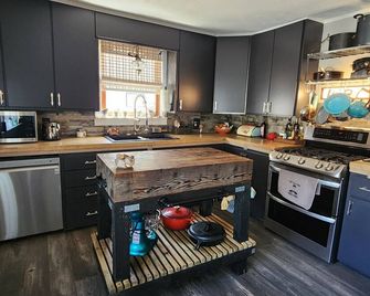 Musical Themed Duplex with Muskegon Lake Views - Muskegon - Kitchen