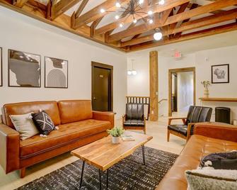 The Mill Hotel - Waunakee - Living room