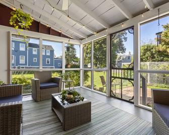 NEW Robert Manning Place•Historic 1824 Salem Home with Parking•Walk to Downtown - Salem - Balcon