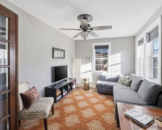 New! The Chocolate Suite - Walkable And Peaceful - St. Louis - Living room